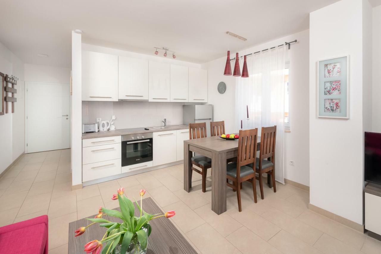 Olive Tree Apartments โปดสตรานา ภายนอก รูปภาพ